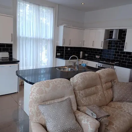Westmount - 2 Fulford Road Apartman *